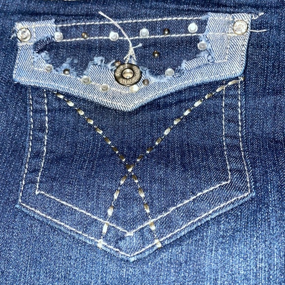 NWT denim  stretch capris with distressed front side pockets - Picture 5 of 6